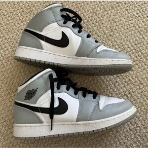 Jordan 1 (GS) Boys Sneakers in Light Smoke Gray and Black-White